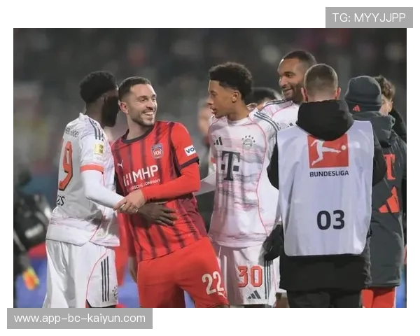 拜仁球员在训练中练习与倒数第二防线的快速配合